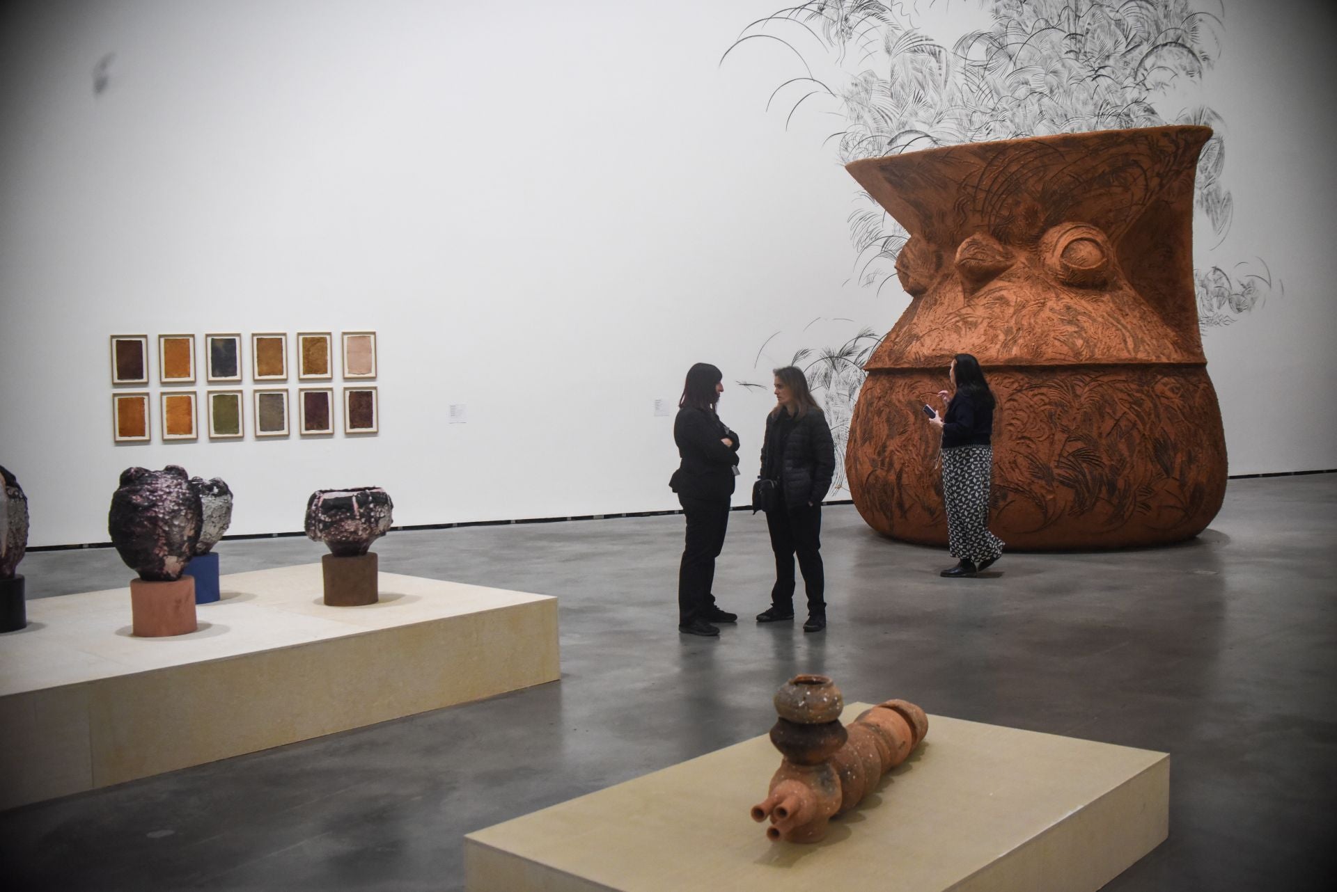 Las vasijas de Mar de Dios, en el centro, y la enorme cerámica y la pintura al fondo de Gabriel Chaile